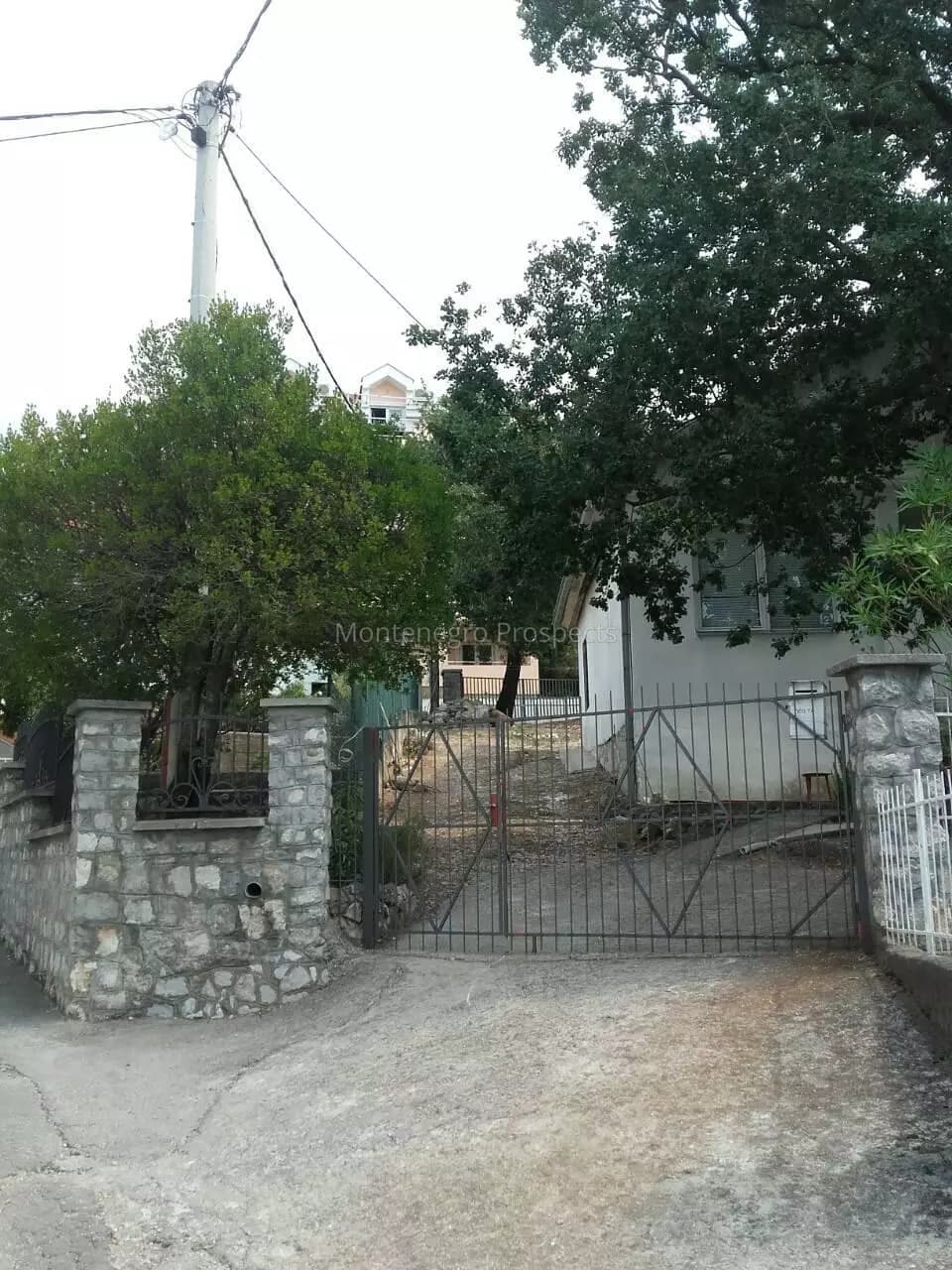 Dvije kuće na placu, Ratac