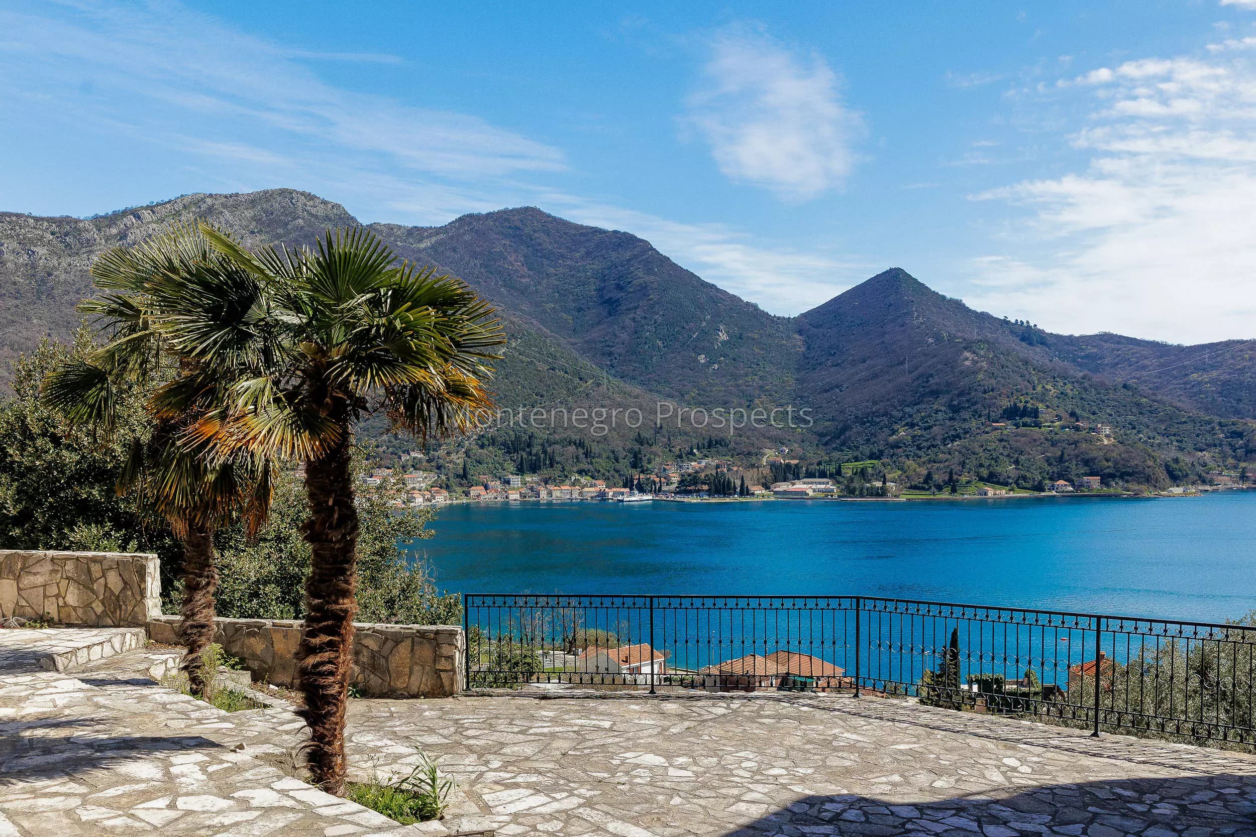 Četvorospratna vila sa apartmanima, Kamenari