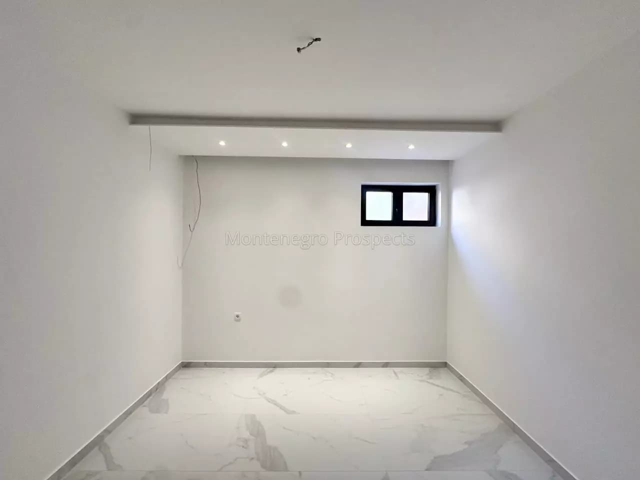 Dva renovirana stana na odličnoj lokaciji u Tivtu, naselje Kava