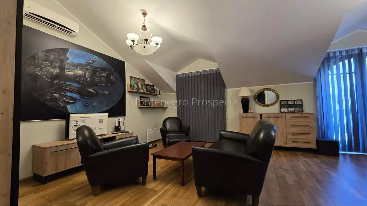 Dvojna kuća u mini naselju sa bazenom i privatnom ograđenom teritorijom