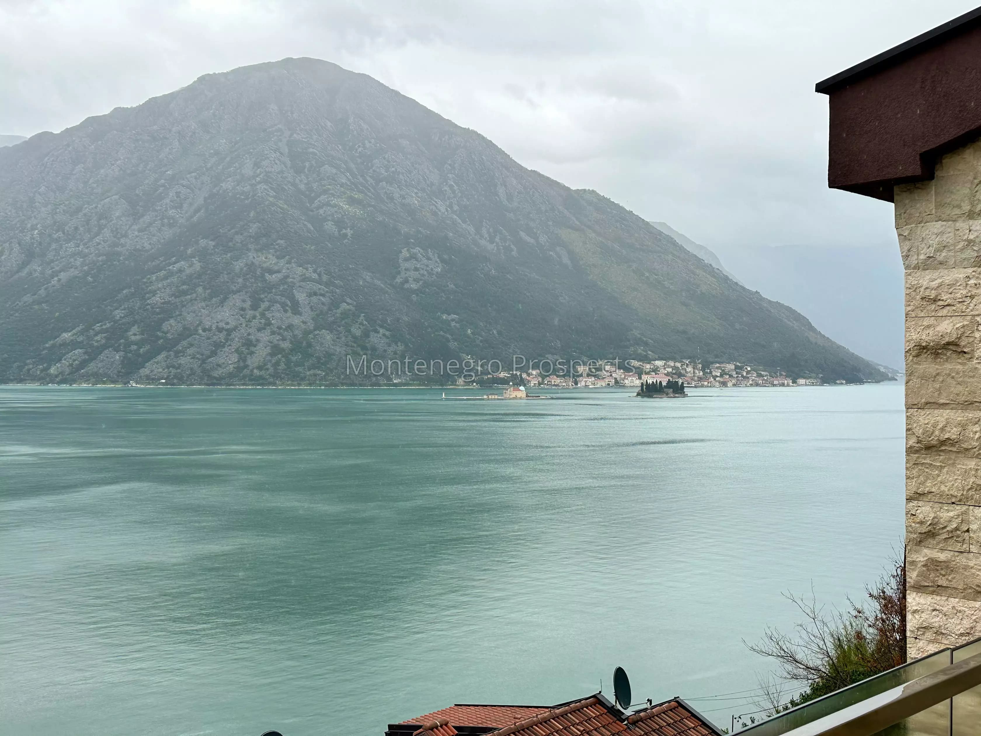 Dvosoban stan sa garažom i panoramskim pogledom, na prvoj liniji do mora – Kostanjica, Kotor