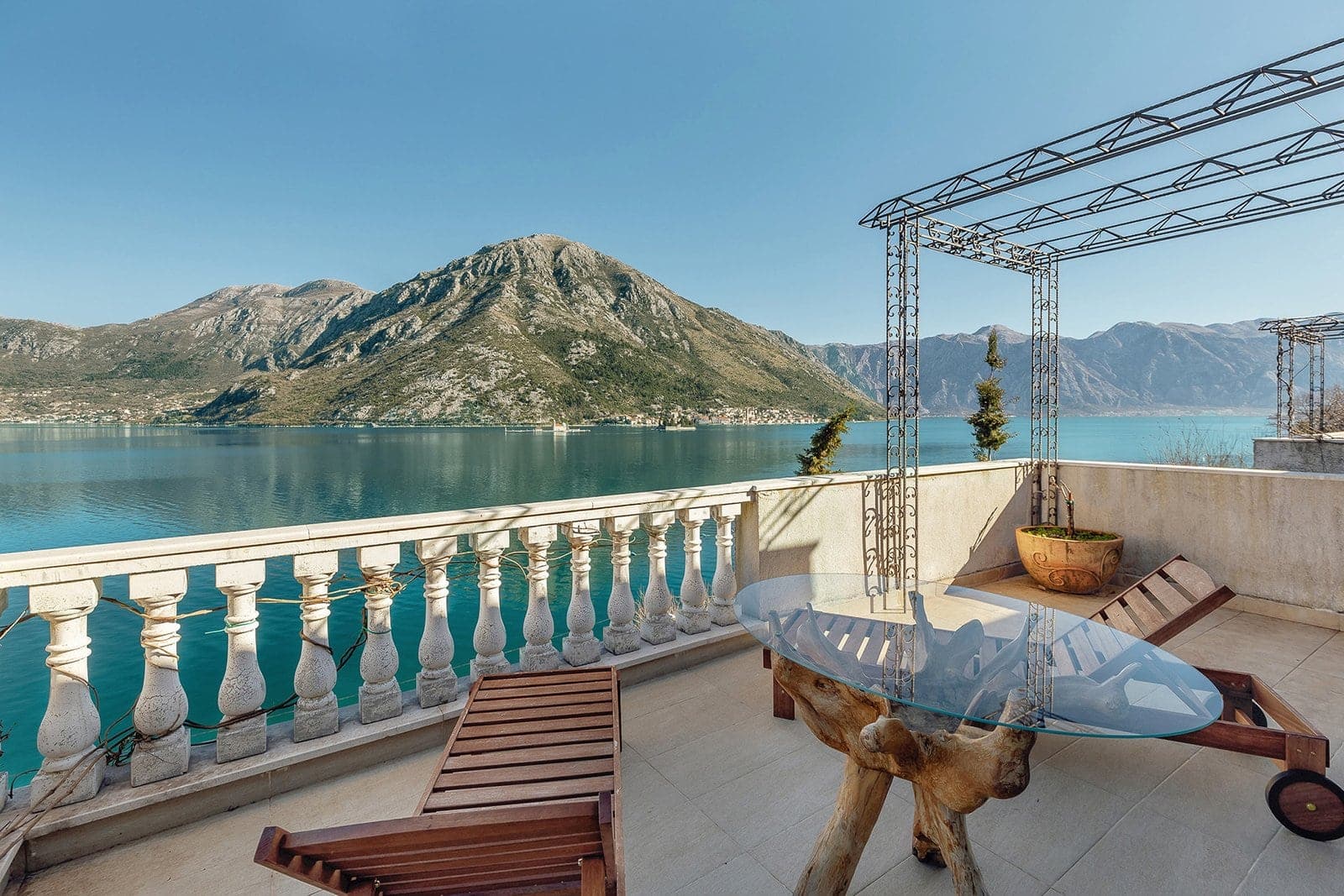 Dvosoban stan u prvom redu do mora i plaže, Kostanjica, Kotor