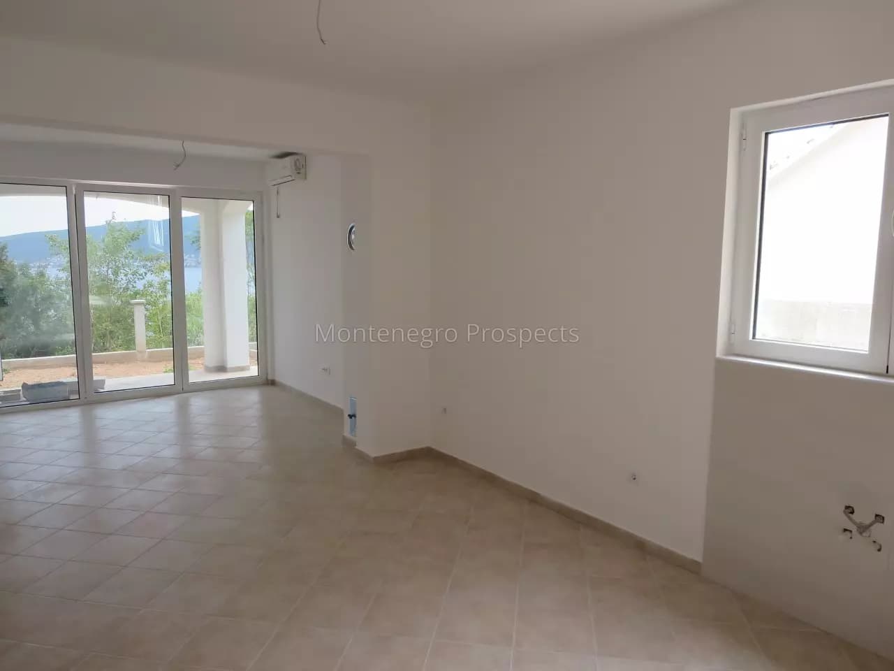 Dvospratna villa sa 5 spavaćih soba i panoramskim pogledom na more, na 250m od plaže