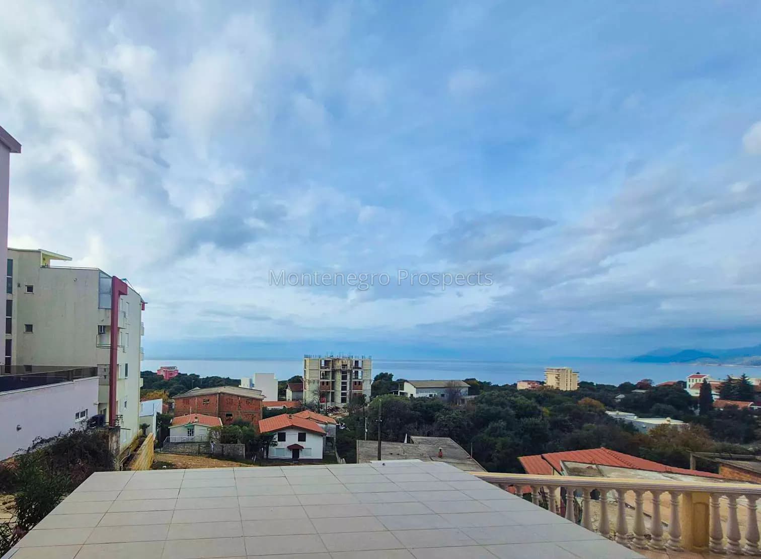 Garsonjera sa velikom terasom i pogledom na more, Utjeha