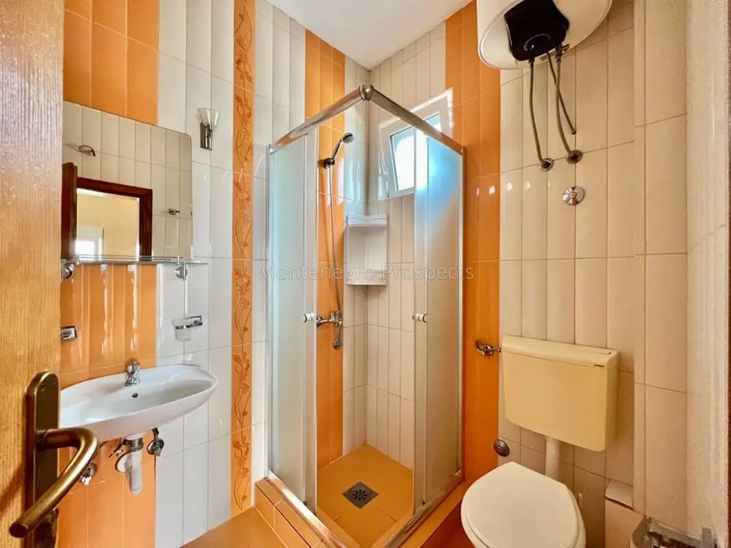 Hotel sa restoranom na 100m od mora, Buljarica