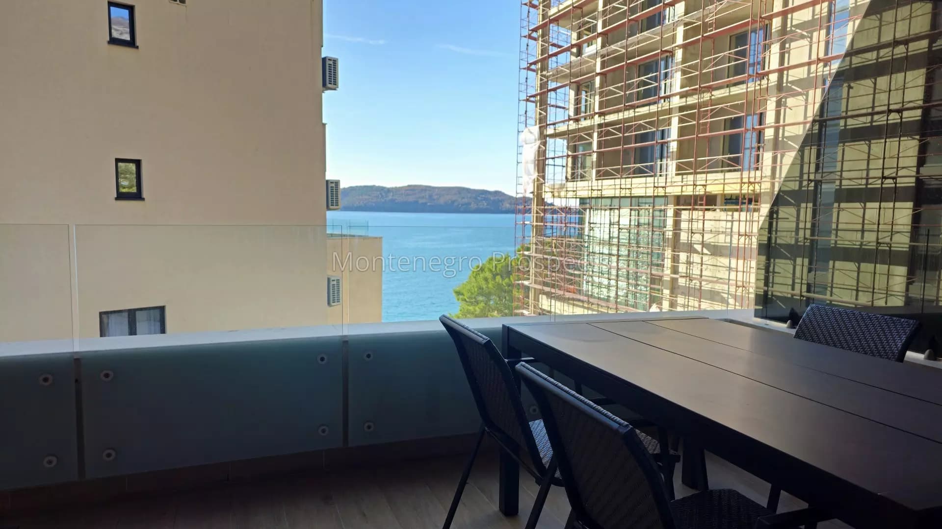 Jednosoban stan na drugoj liniji do mora, Rafailovići