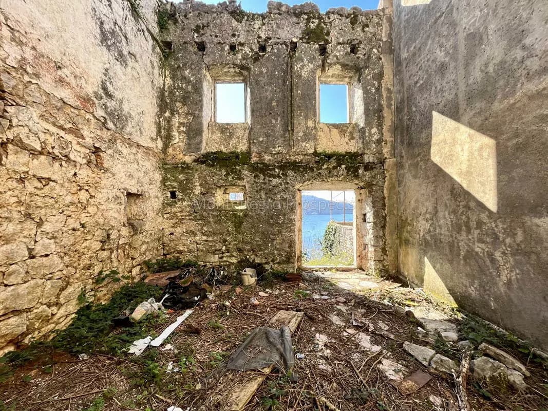 Kamena kuca za renovaciju u Kumboru, sa gradjevinskimm zemljistem, i predivnim pogledom na more