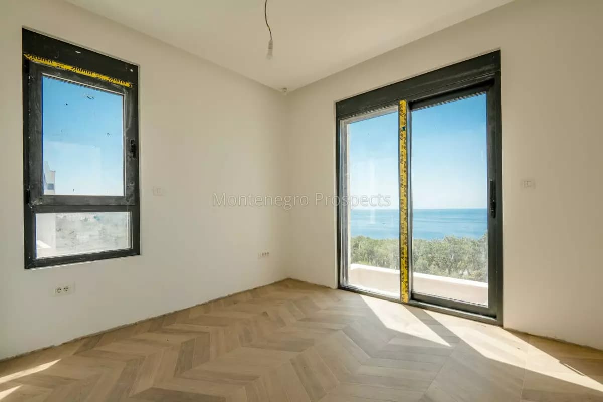 Kompleks kuća sa bazenima i parkingom, Reževići, Budva