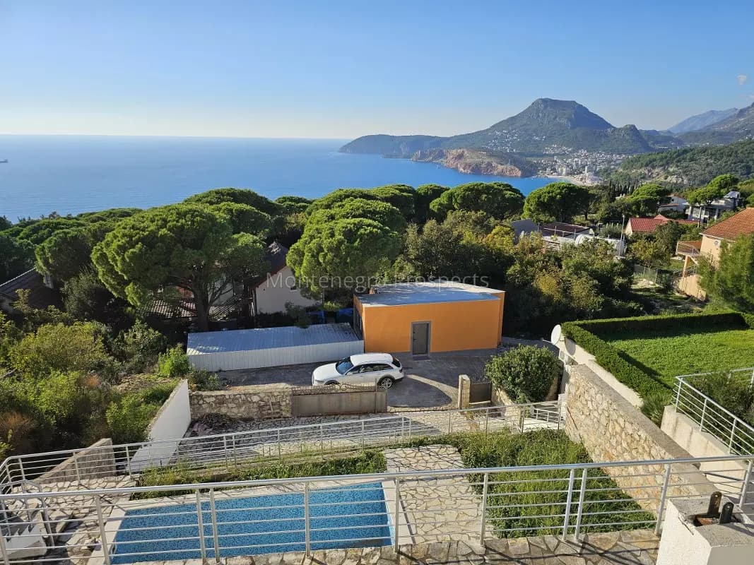 Kuća sa bazenom i panoramskim pogledom na more u naselju Ratac