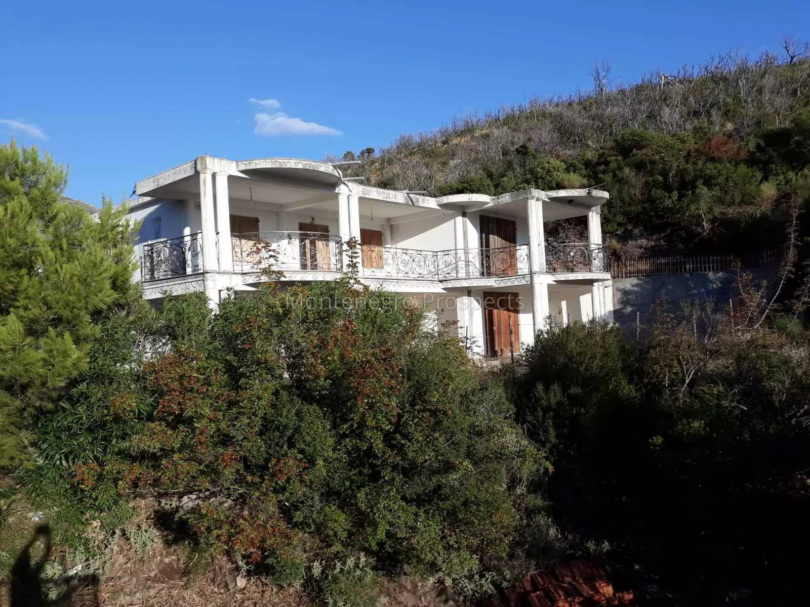 Kuća u Sutomoru sa velikom parcelom i fantastičnim pogledom na more na najboljoj lokaciji, 50m od plaže!