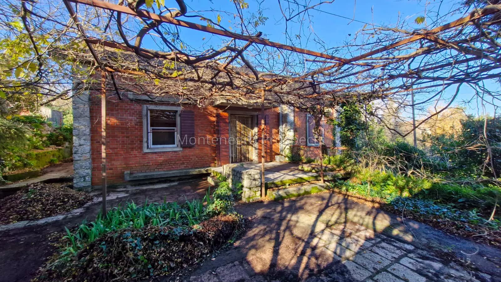 Kuća za renovaciju sa privatnim dvorištem, Radovići