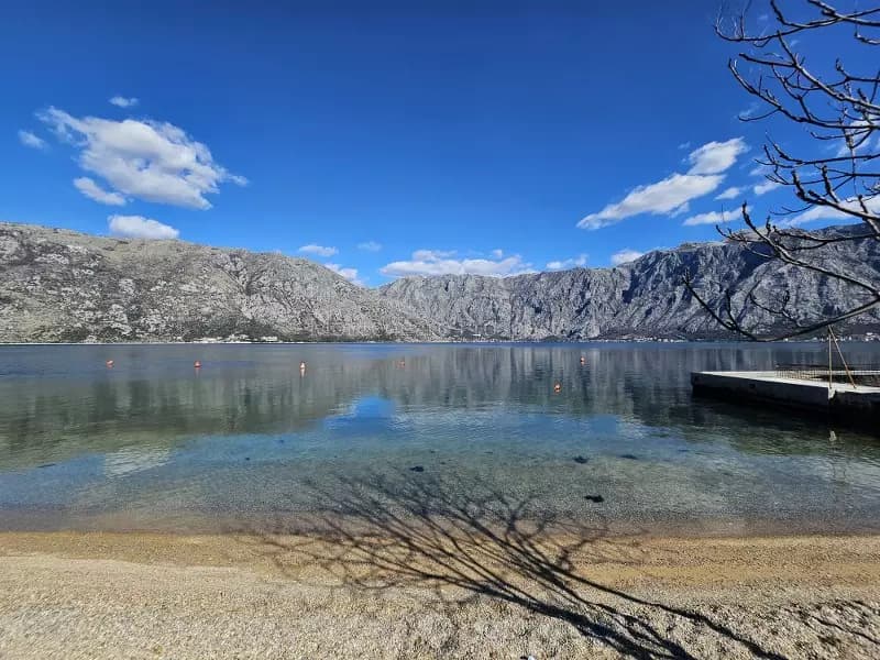 Kuca za renovaciju u drugom redu od mora, Stoliv