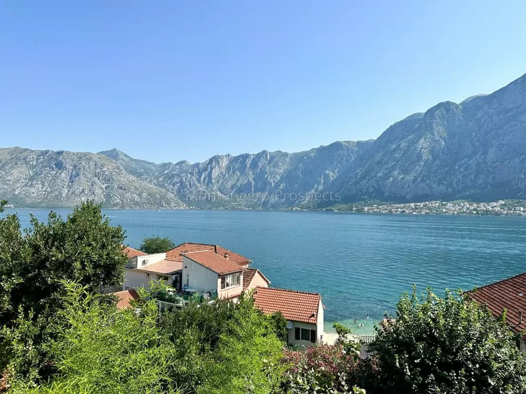 Lijepa kuća udaljena na 100 metara od mora, Prcanj, Kotor