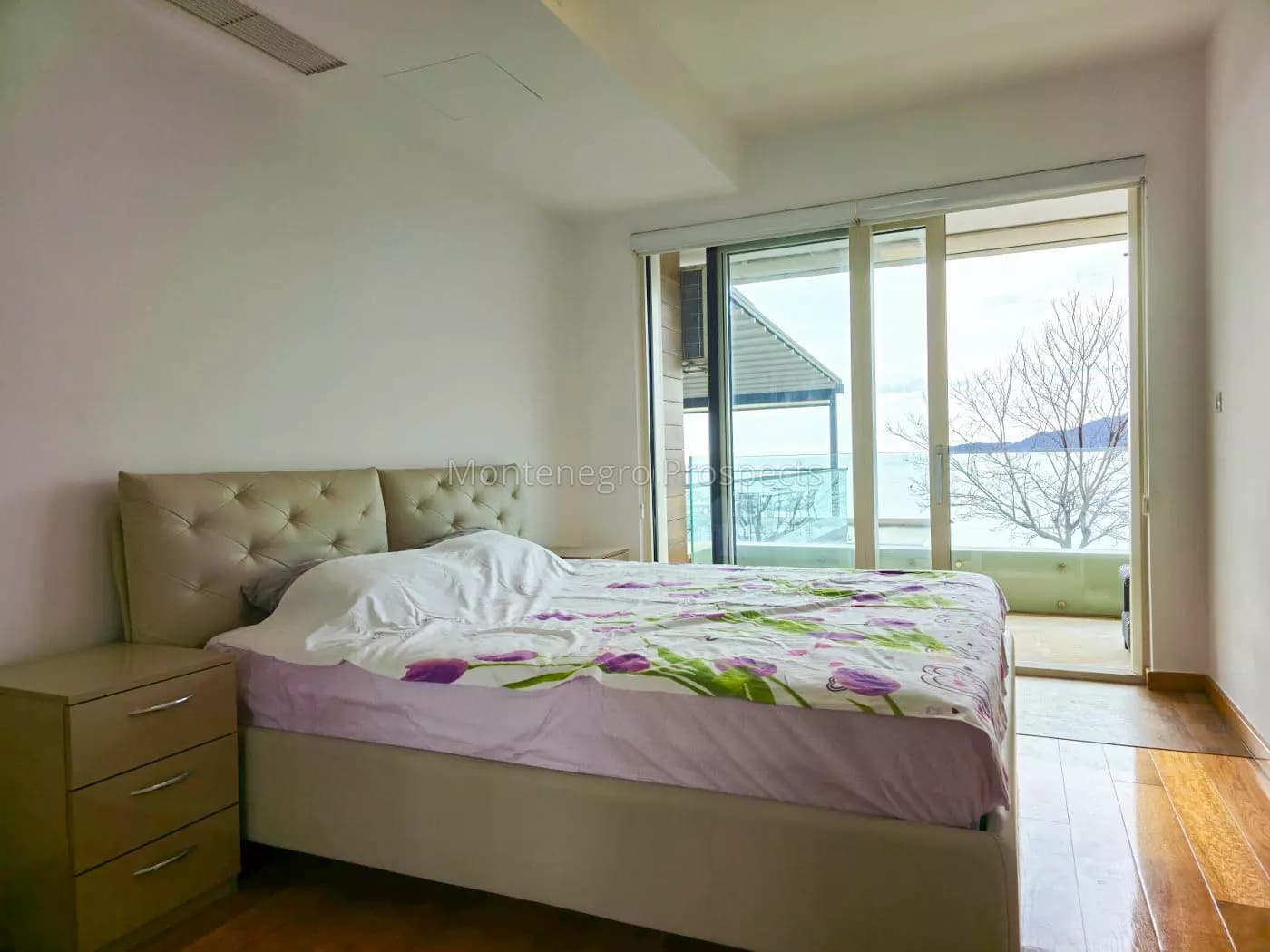 Luksuzan jednosoban stan sa garažom na prvoj liniji u Rafailovićima