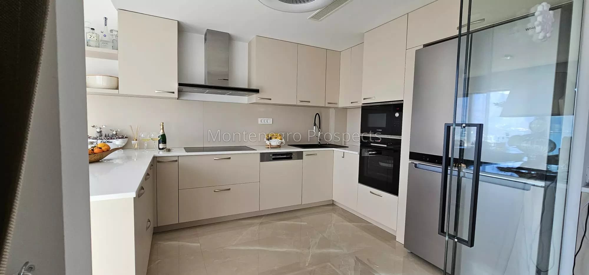 Luksuzan trosoban stan s pogledom na more i Stari Grad u kompleksu s bazenom, Budva