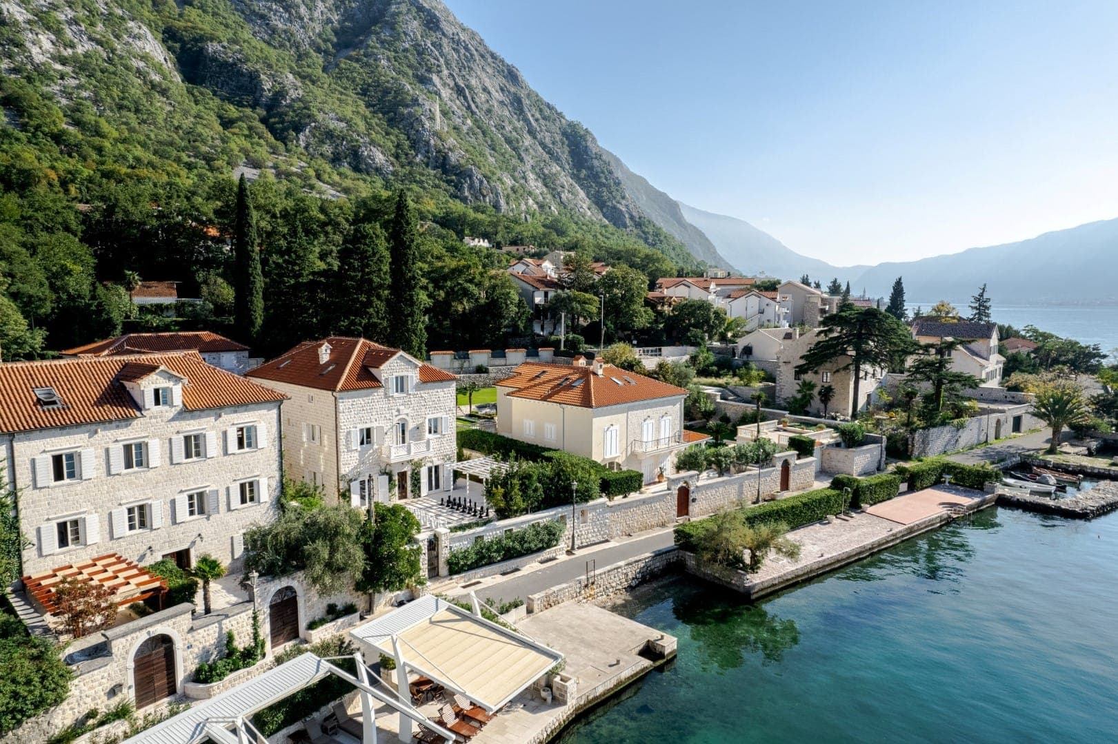 Luksuzna kamena vila na prvoj liniji do mora sa privatnom pontom, Ljuta, Kotor