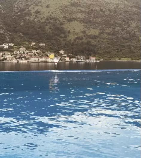 Luksuzna vila sa panoramskim pogledom na zaliv, Dobrota, Kotor