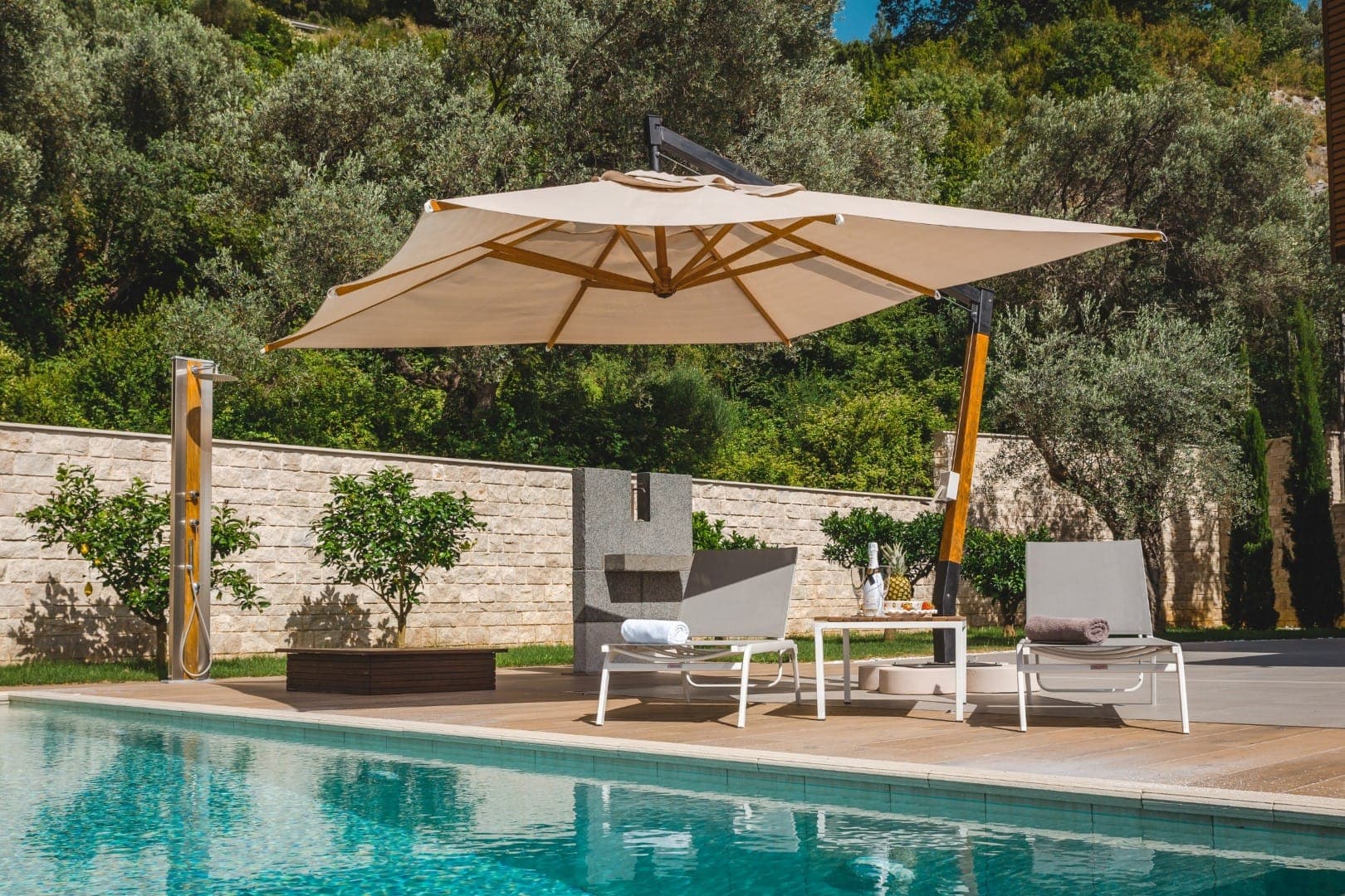 Luksuzno opremljena petosobna vila u mjestu Crvena glavica, Budva