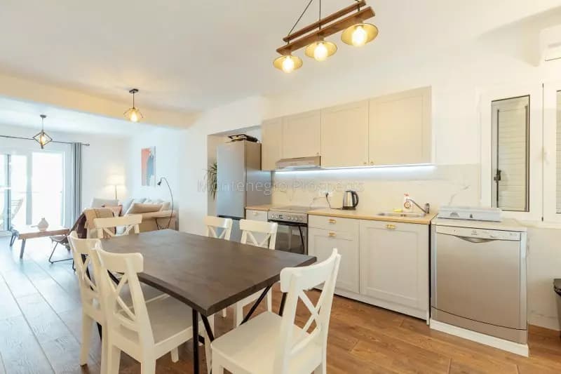 Moderan dvosoban stan na prvoj liniji do mora, Muo