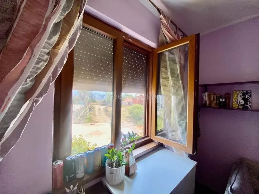 Na prodaju porodična kuća sa velikom parcelom u mirnom dijelu Bara