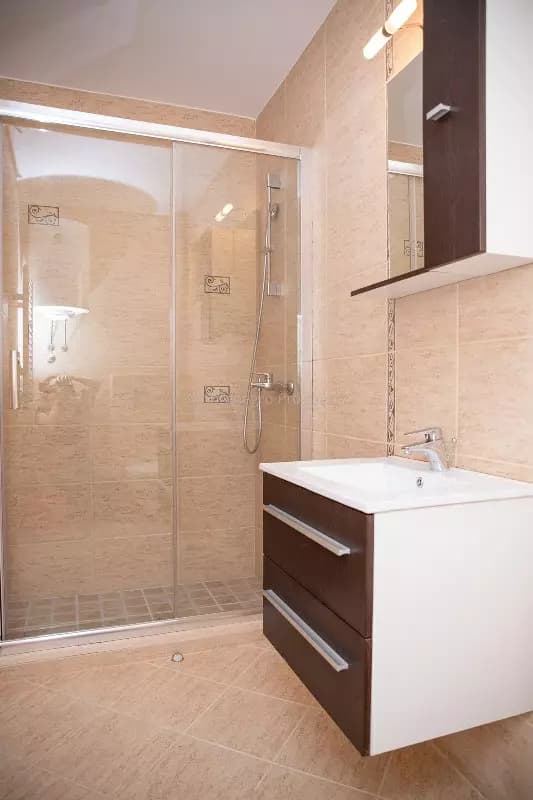 Namješten, moderan jednosoban stan u Bečićima