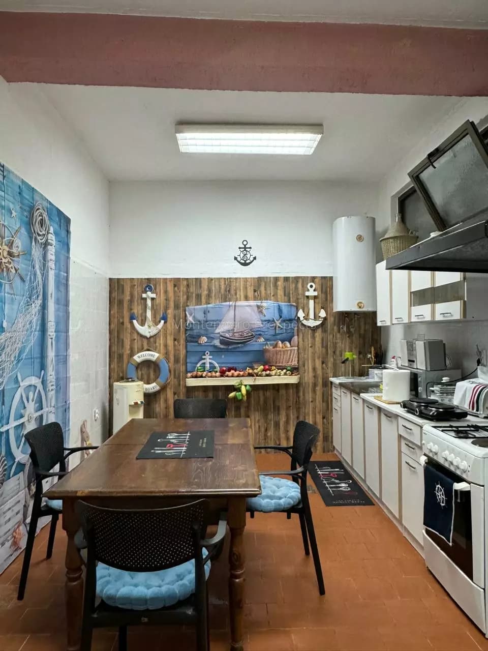 Namještena kuća s velikim kapacitetom, pogledom na more i garažom, Zelenika – Herceg Novi