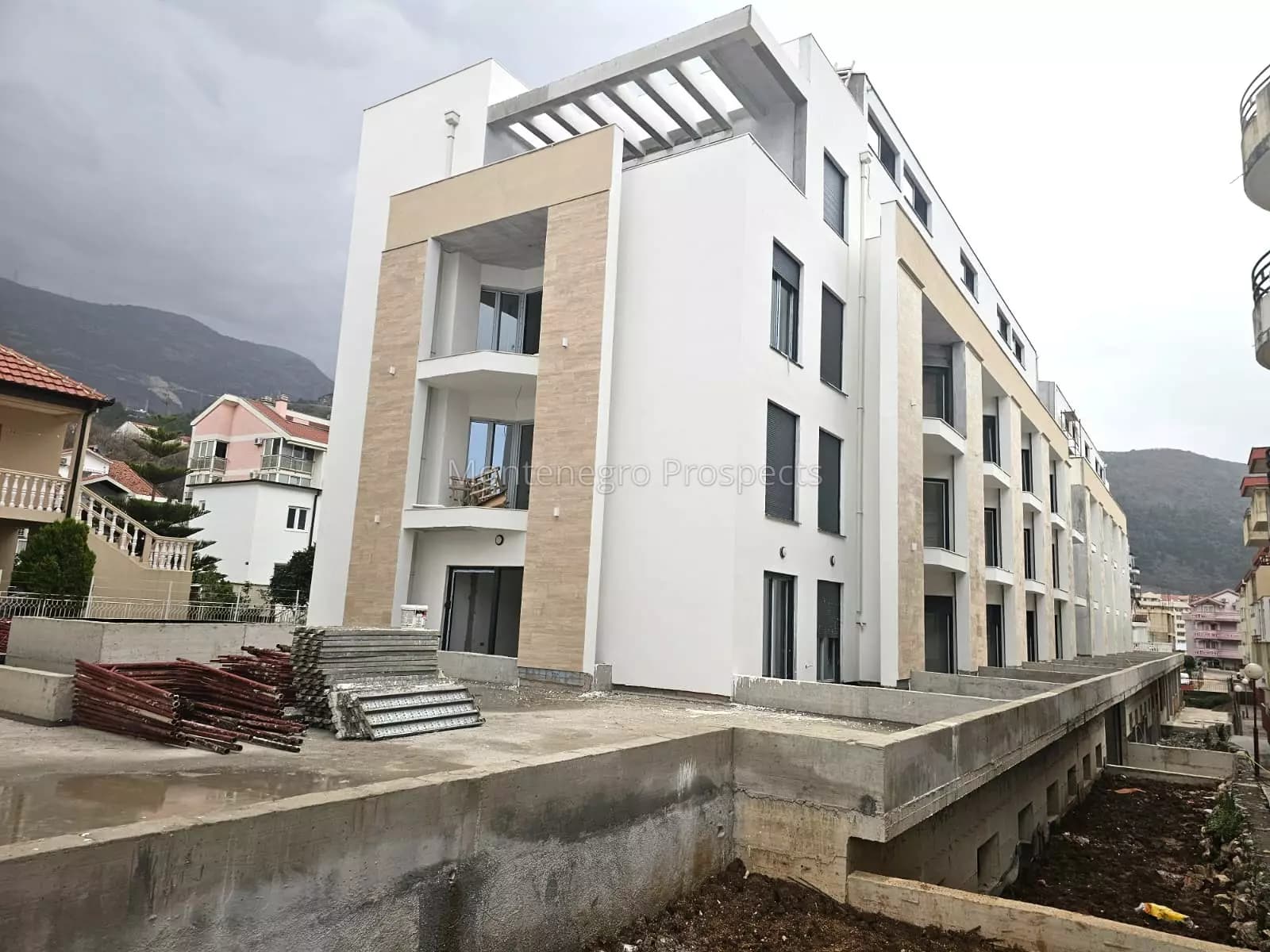 Nov dvosoban stan u Budvi na solidnoj gradskoj lokaciji