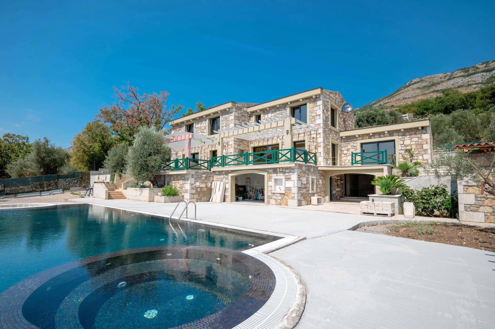 Nova kamena vila s bazenom i otvorenim pogledom na more, Buljarica