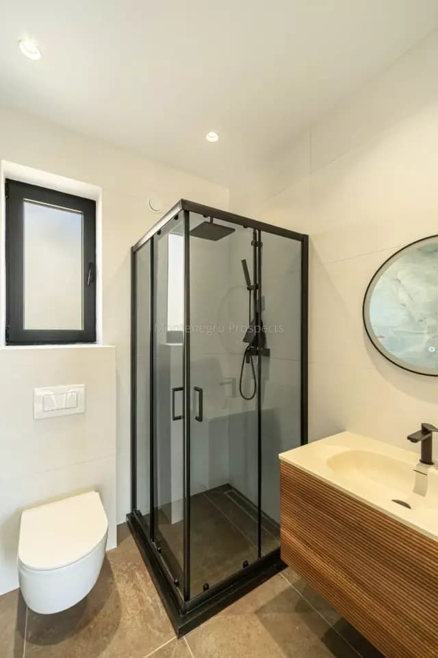 Nova taunhaus kuća sa pogledom na more u Kavaču, Bokokotorski zaliv