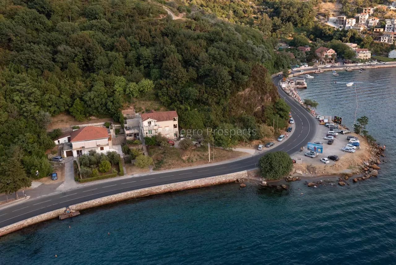 Odlična kuća na prvoj liniji do mora, Lepetane, Tivat