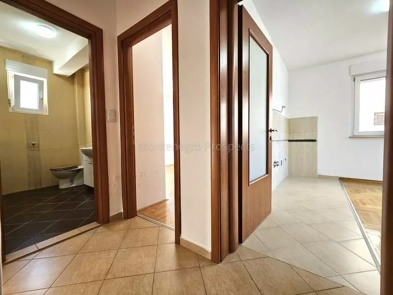 Odlično pozicioniran dvosoban stan na Seljanovu, na samo nekoliko minuta lagane šetnje od mora i Porto Montenegra