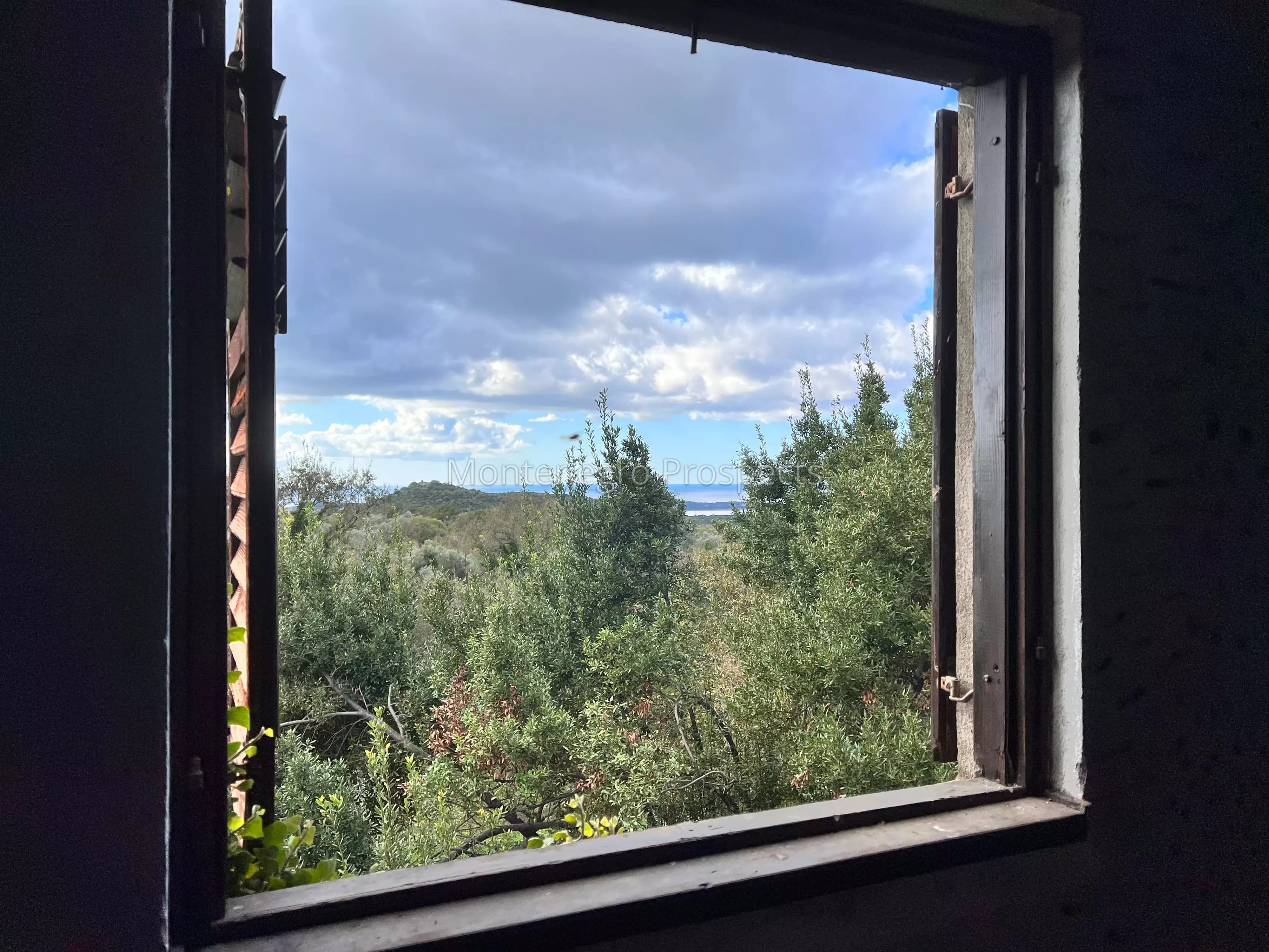 Predivan ambijentalni kompleks od tri kamene kuce za renovaciju u Klincima, Lustica