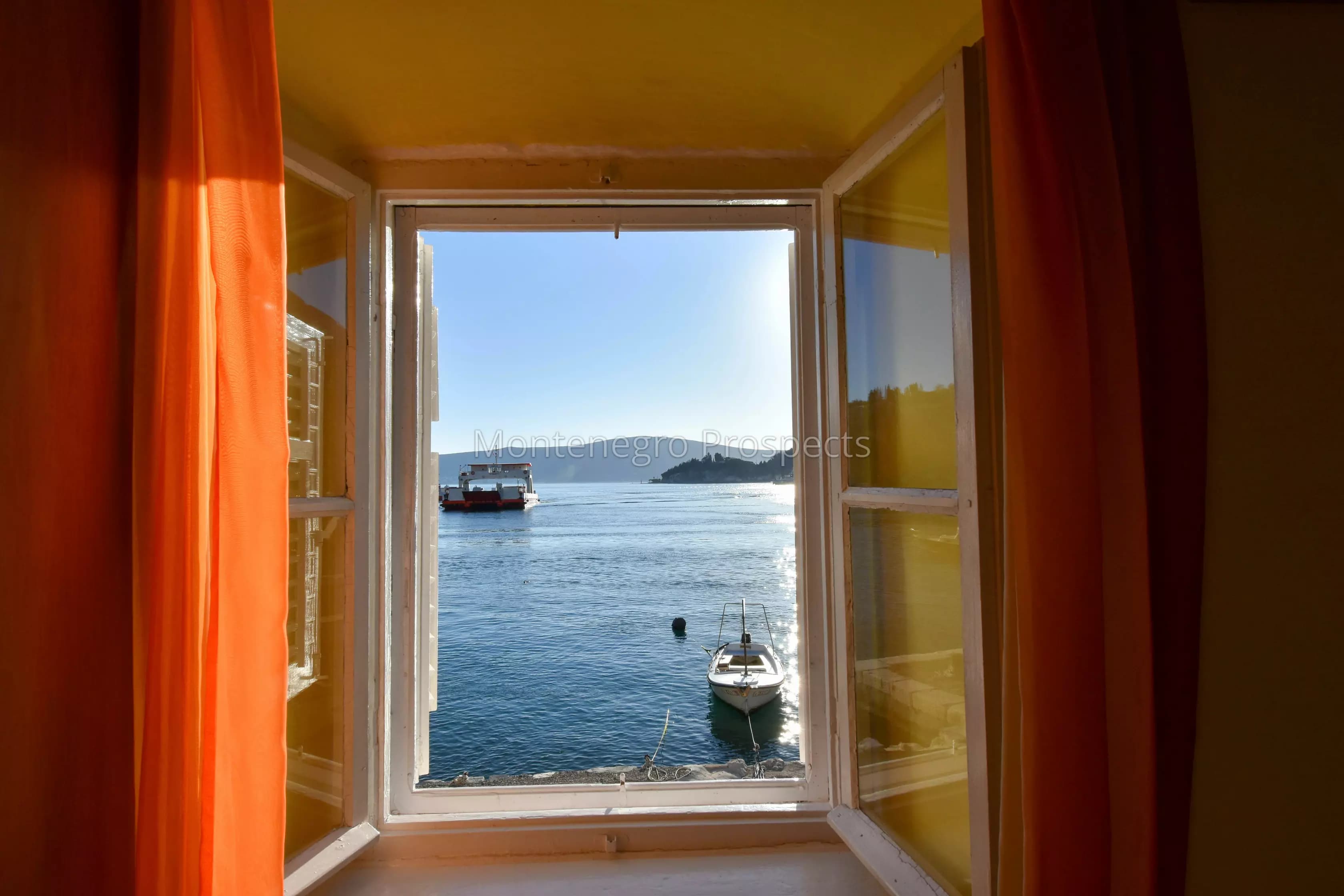 Predivna kamena kuća sa baštom na prvoj liniji do mora, Lepetane, Tivat