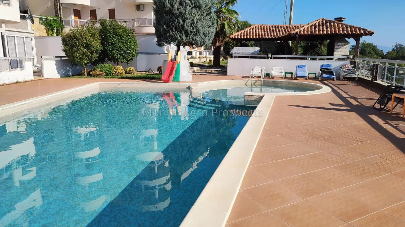 Prodaje se stan u kompleksu sa bazenom, Dobra Voda