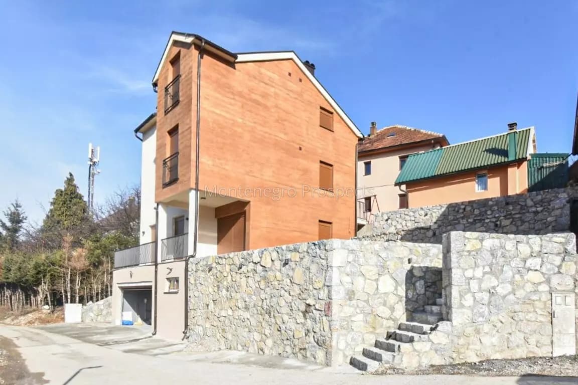 Prodaje se zgrada sa 5 stanova u Kolašinu
