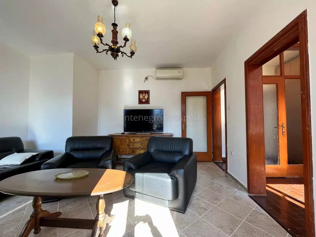 Prostran dvosoban stan u Starom gradu na odlicnoj poziciji izmedju dva trga