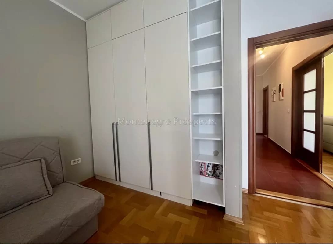 Prostran stan sa garažom u Bečićima