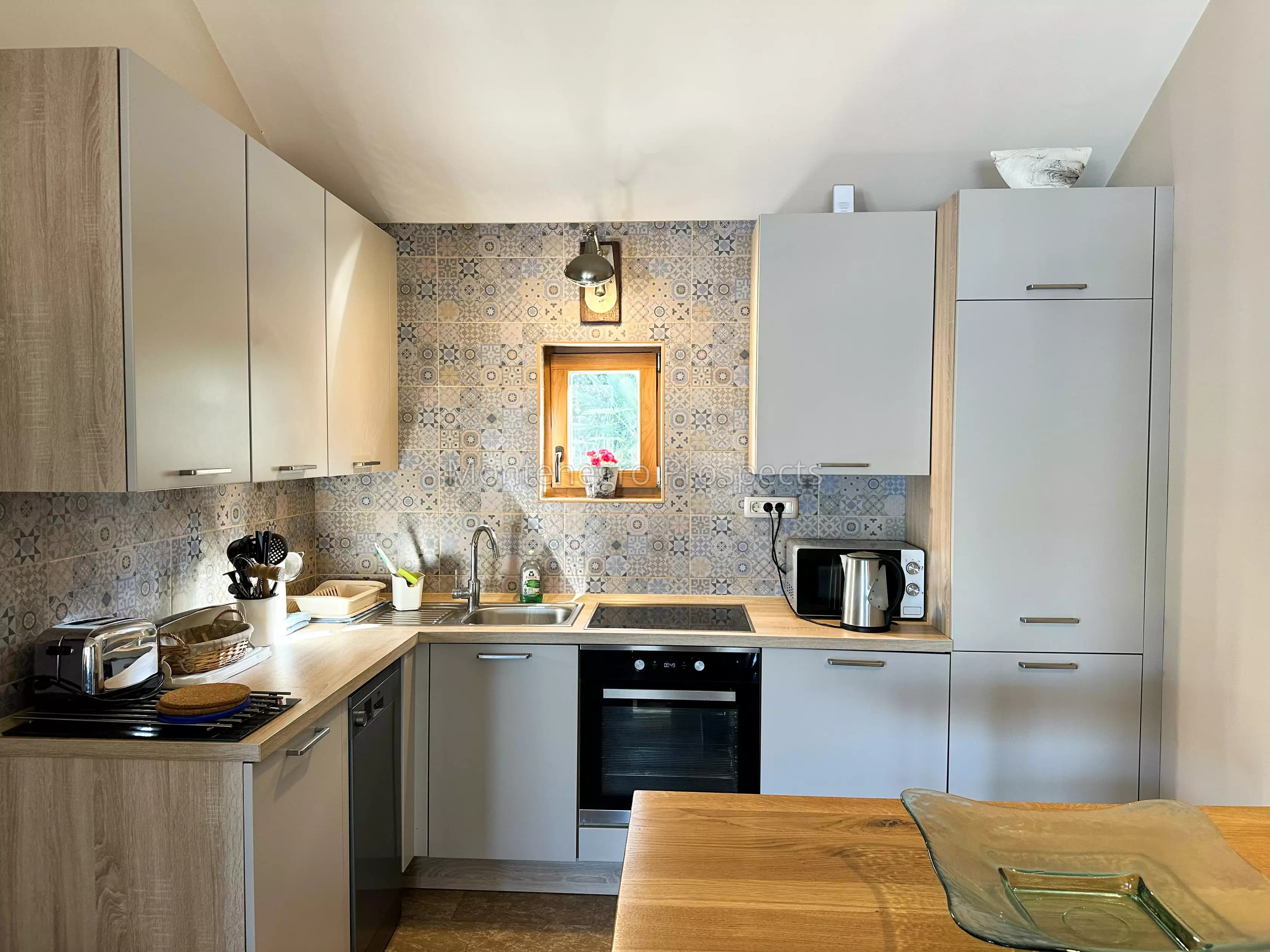 Prostran stan sa svojom garažom na odličnoj lokaciji, Dobrota