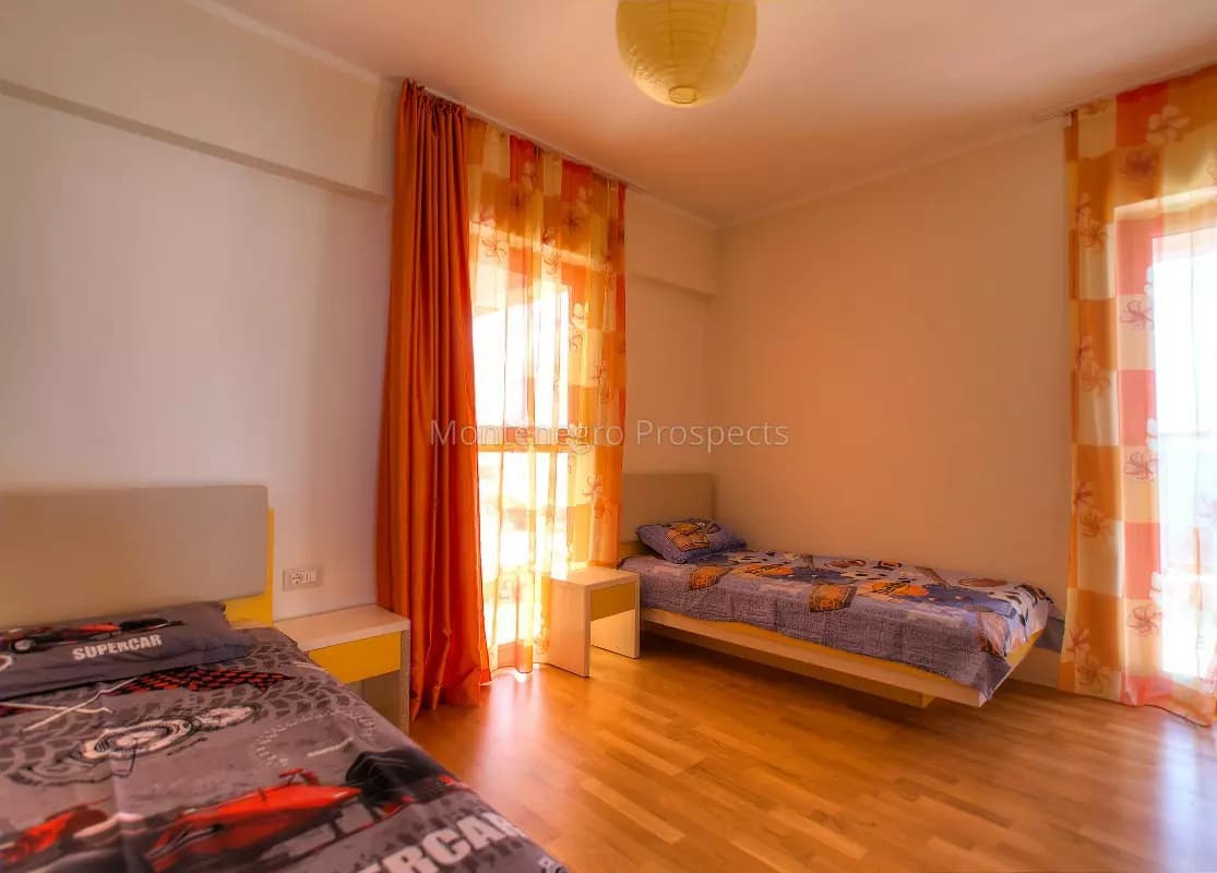 Prostran stan sa tri spavaće sobe i pogledom na more, Budva