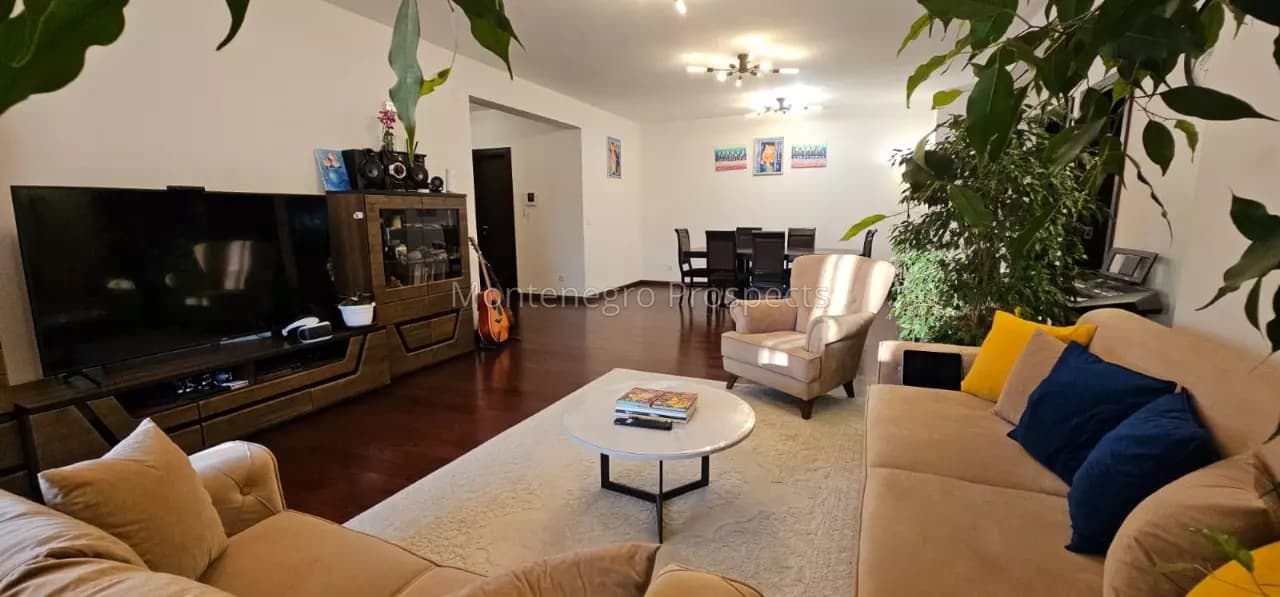 Prostran trosoban stan od 151 m² sa panoramskim pogledom