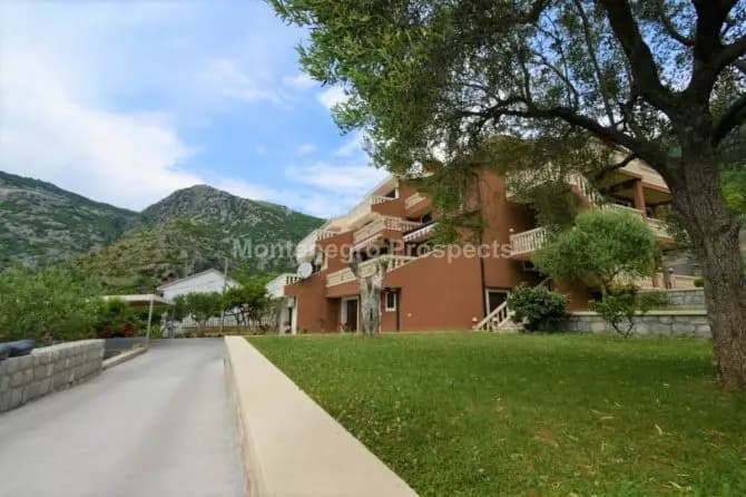 Prostrana vila u Risnu idealna za mini hotel, Kotor