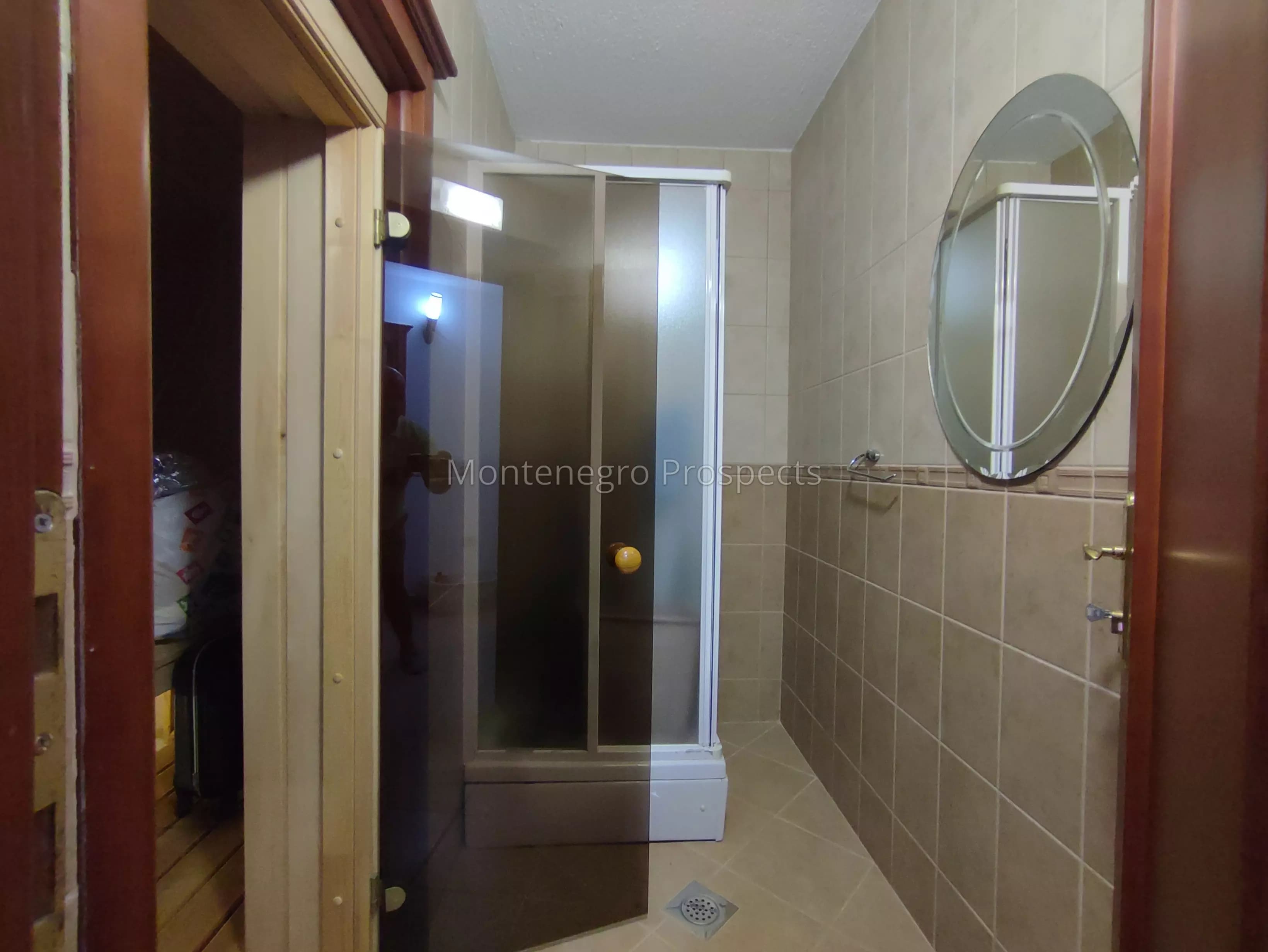 Prostrana vila u Stolivu sa unutrasnjim bazenom, i u drugom redu od mora