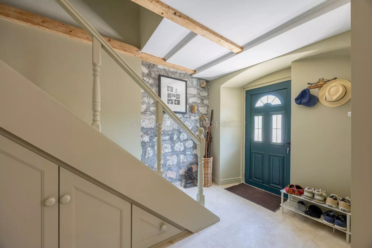 Renovirana Kamena Kuća na Samo 40m od Mora – Kamenari