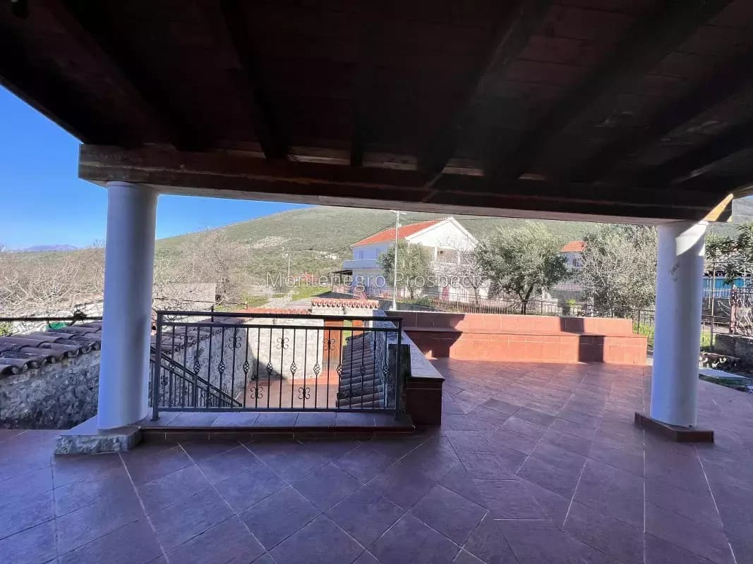 Renovirana stara kamena kuća u šarmantnom selu Marovići, Luštica