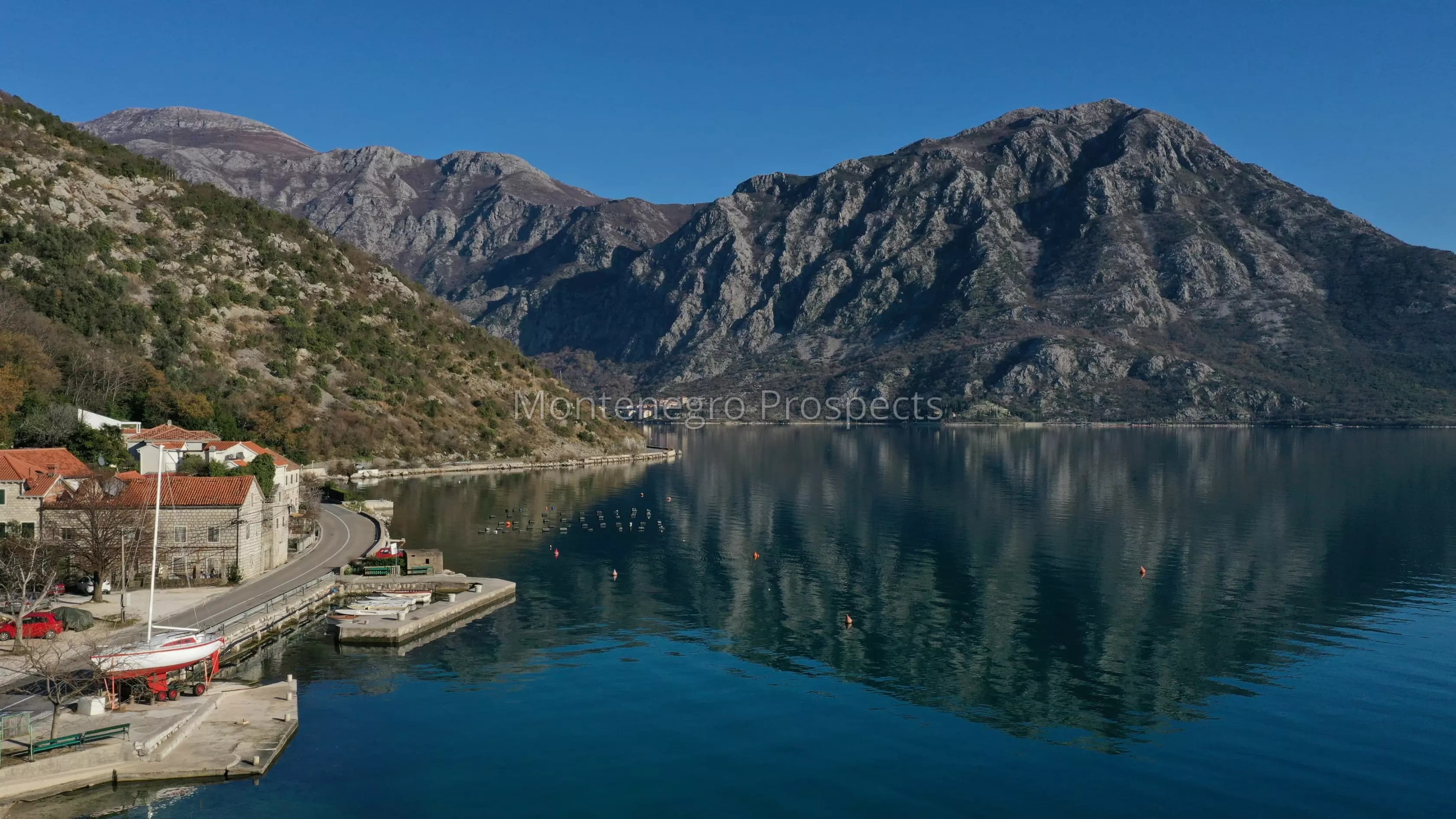 Ruševina za renovaciju na prvoj liniji do mora, Strp