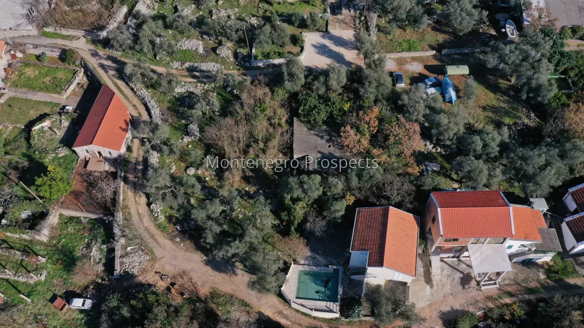 Šarmantno zemljište sa nedovršenom kućom u Mrkovima, poluostrvo Luštica