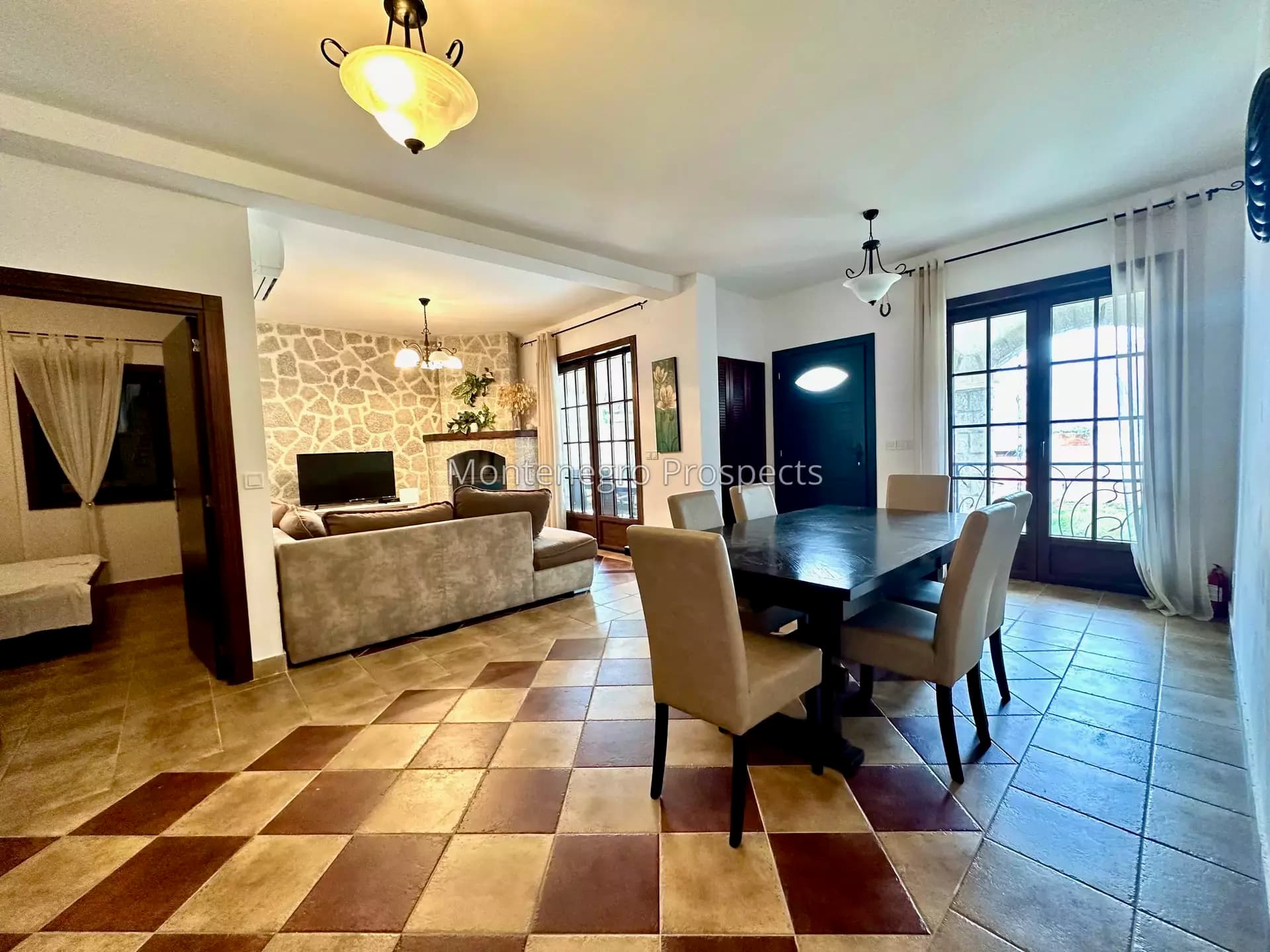 Sjajan trosoban stan sa bastom, bazenom, i pogledom na more, Kostanjica