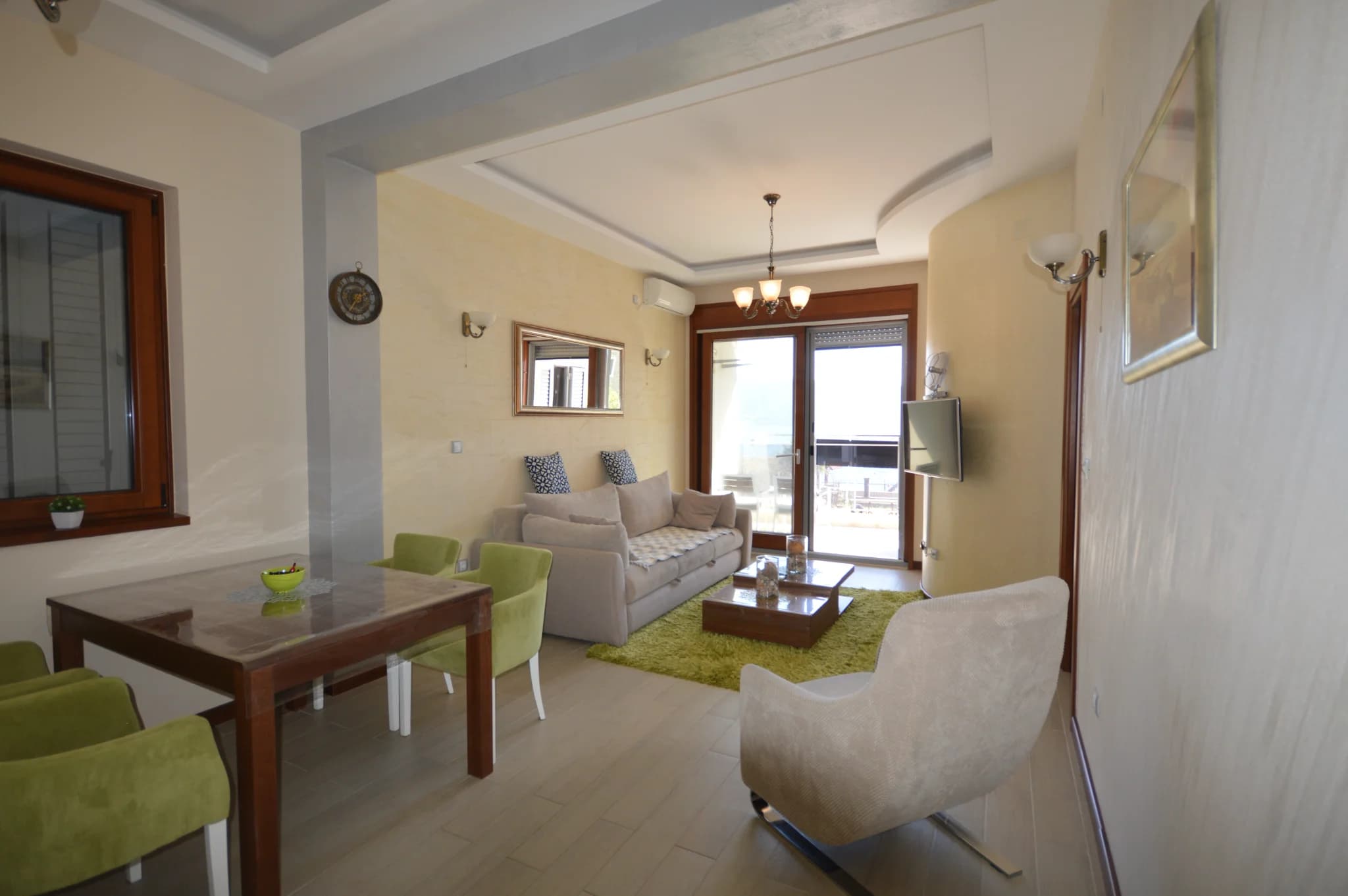 Stan na prvoj liniji sa parkingom i pogledom na more u Meljinama