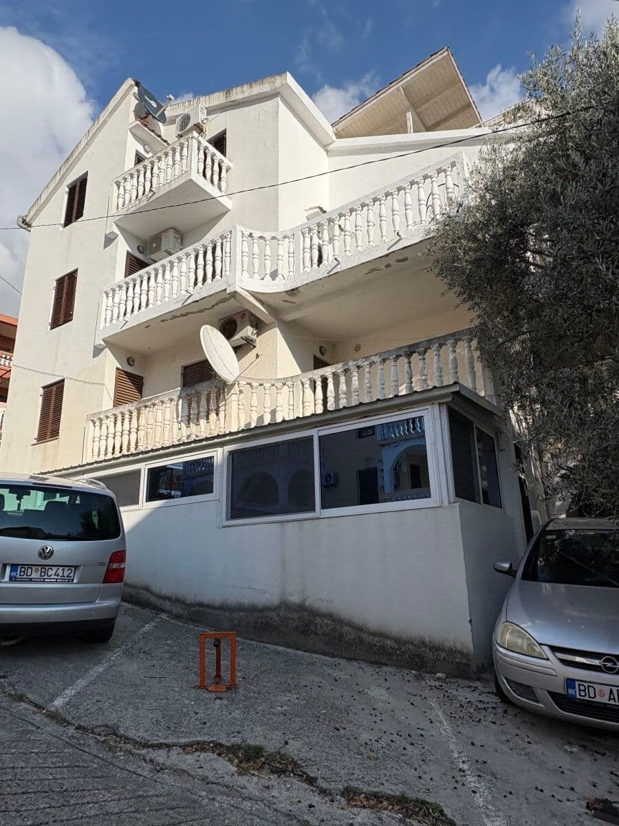 Stan sa bočnim pogledom na more u mirnom mestu