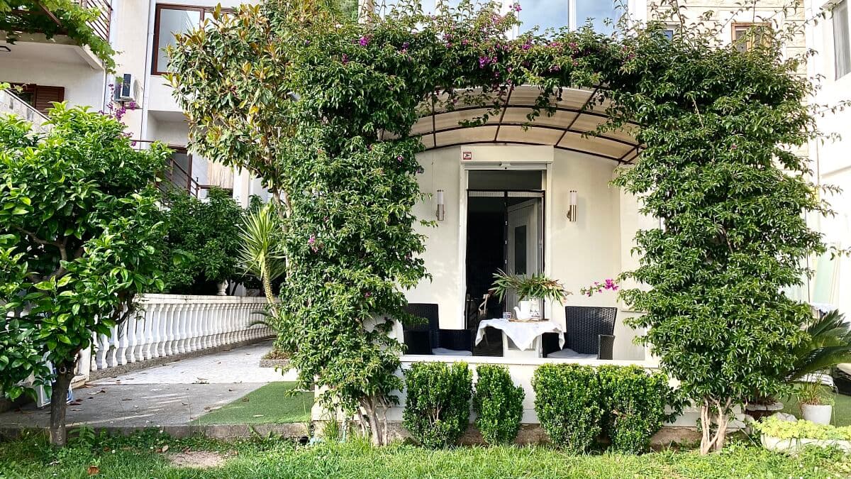 Stan sa dizajnerskom renovacijom sa dvorištem i vrtom u mirnom kraju